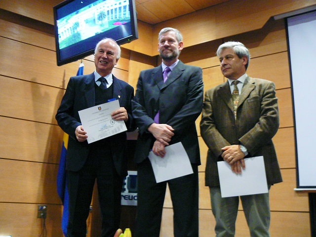 Los tres académicos de la Facultad de Ciencias Físicas y Matemáticas que fueron distinguido: Wolfgang Gieren. Douglas Geisler y Gabriel Gatica.